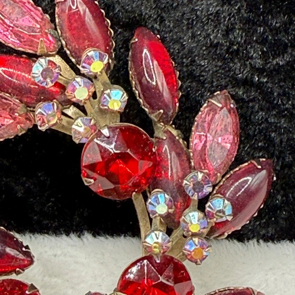Vintage Rhinestone Brooch Red Flower Gold Tone Wreath